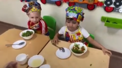 Наши детки готовят салат